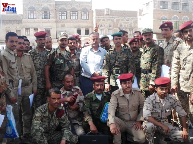 وقفة احتجاجية للجامعيين العسكريين والأمنيين أمام مكتب رئاسة الجمهورية احتجاجا على عدم ترقيتهم إلى رتبة ضابط 5