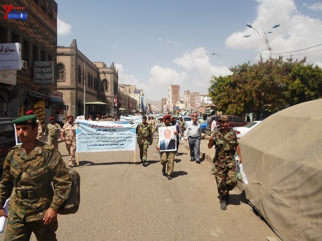 وقفة احتجاجية للجامعيين العسكريين والأمنيين أمام مكتب رئاسة الجمهورية احتجاجا على عدم ترقيتهم إلى رتبة ضابط 51