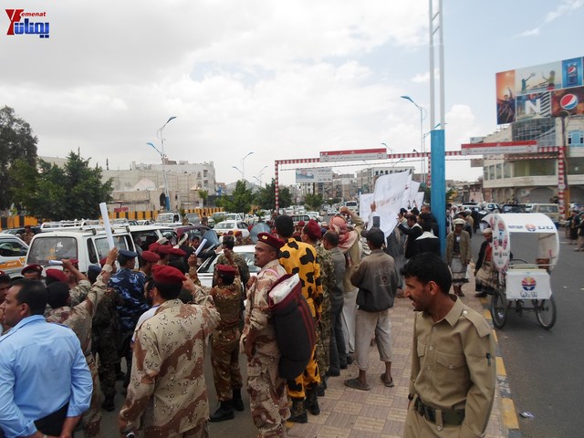 وقفة احتجاجية للجامعيين العسكريين والأمنيين أمام مكتب رئاسة الجمهورية احتجاجا على عدم ترقيتهم إلى رتبة ضابط 53