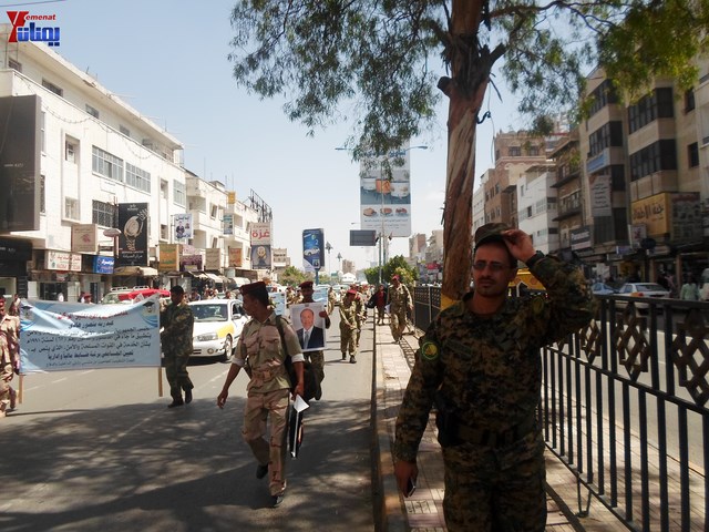 وقفة احتجاجية للجامعيين العسكريين والأمنيين أمام مكتب رئاسة الجمهورية احتجاجا على عدم ترقيتهم إلى رتبة ضابط 6