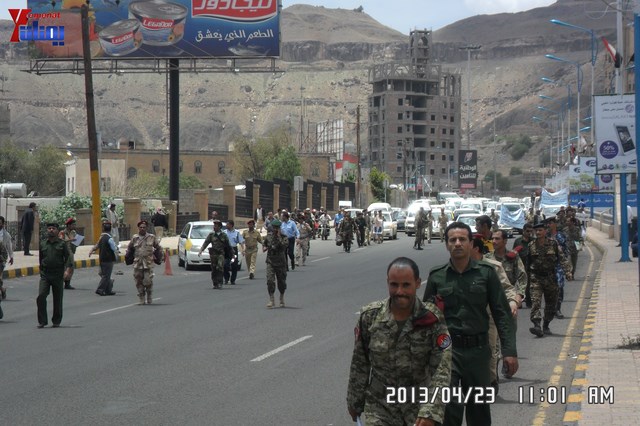 وقفة احتجاجية للجامعيين العسكريين والأمنيين أمام مكتب رئاسة الجمهورية احتجاجا على عدم ترقيتهم إلى رتبة ضابط 61