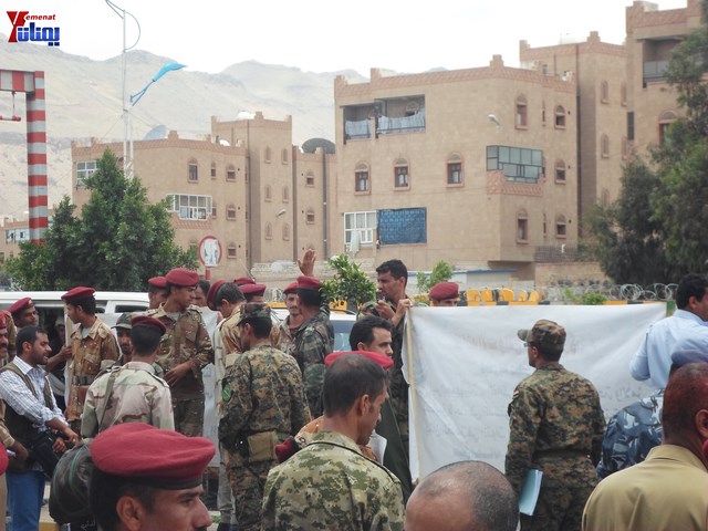 وقفة احتجاجية للجامعيين العسكريين والأمنيين أمام مكتب رئاسة الجمهورية احتجاجا على عدم ترقيتهم إلى رتبة ضابط 63