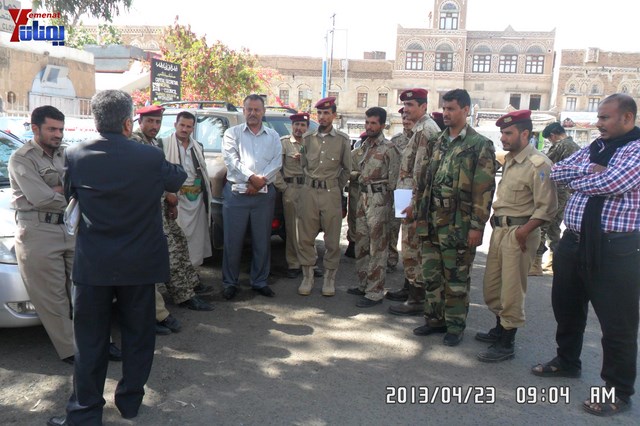وقفة احتجاجية للجامعيين العسكريين والأمنيين أمام مكتب رئاسة الجمهورية احتجاجا على عدم ترقيتهم إلى رتبة ضابط 64
