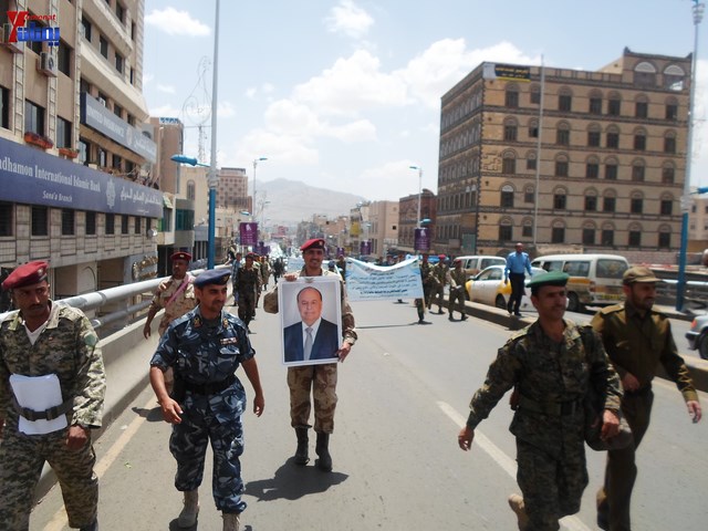 وقفة احتجاجية للجامعيين العسكريين والأمنيين أمام مكتب رئاسة الجمهورية احتجاجا على عدم ترقيتهم إلى رتبة ضابط 65