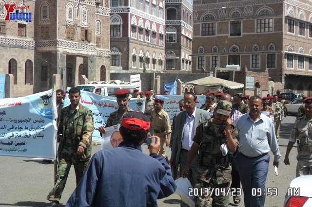 وقفة احتجاجية للجامعيين العسكريين والأمنيين أمام مكتب رئاسة الجمهورية احتجاجا على عدم ترقيتهم إلى رتبة ضابط 7