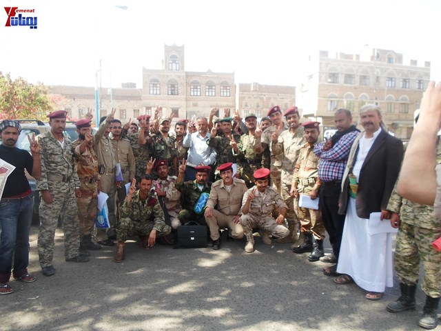 وقفة احتجاجية للجامعيين العسكريين والأمنيين أمام مكتب رئاسة الجمهورية احتجاجا على عدم ترقيتهم إلى رتبة ضابط 71