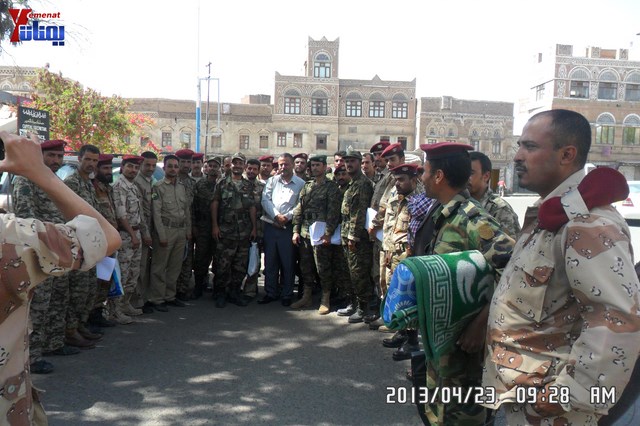 وقفة احتجاجية للجامعيين العسكريين والأمنيين أمام مكتب رئاسة الجمهورية احتجاجا على عدم ترقيتهم إلى رتبة ضابط 73