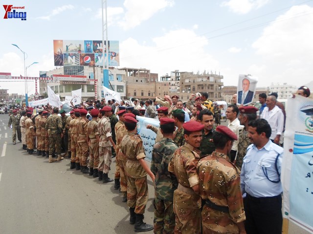 وقفة احتجاجية للجامعيين العسكريين والأمنيين أمام مكتب رئاسة الجمهورية احتجاجا على عدم ترقيتهم إلى رتبة ضابط 74