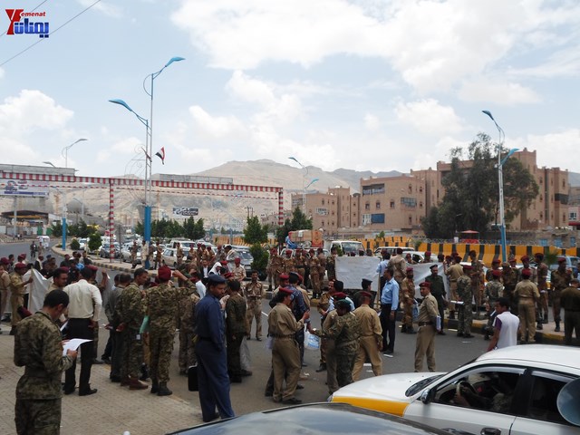 وقفة احتجاجية للجامعيين العسكريين والأمنيين أمام مكتب رئاسة الجمهورية احتجاجا على عدم ترقيتهم إلى رتبة ضابط 75