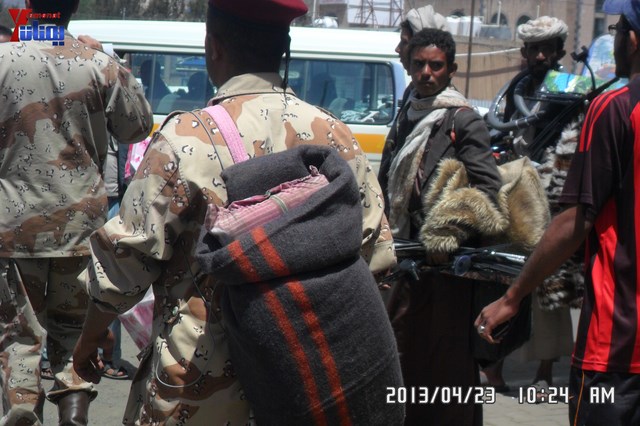 وقفة احتجاجية للجامعيين العسكريين والأمنيين أمام مكتب رئاسة الجمهورية احتجاجا على عدم ترقيتهم إلى رتبة ضابط 79