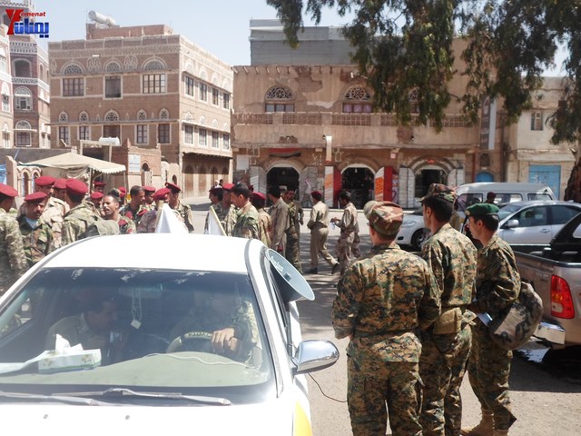 وقفة احتجاجية للجامعيين العسكريين والأمنيين أمام مكتب رئاسة الجمهورية احتجاجا على عدم ترقيتهم إلى رتبة ضابط 8