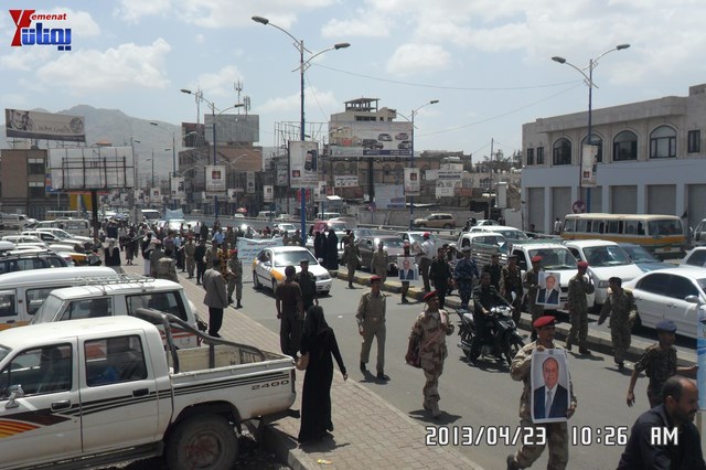 وقفة احتجاجية للجامعيين العسكريين والأمنيين أمام مكتب رئاسة الجمهورية احتجاجا على عدم ترقيتهم إلى رتبة ضابط 80