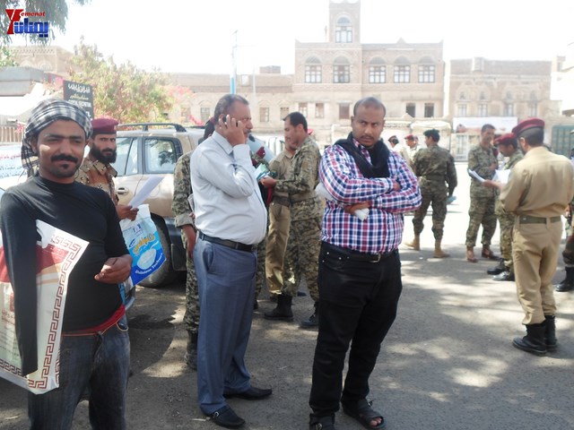 وقفة احتجاجية للجامعيين العسكريين والأمنيين أمام مكتب رئاسة الجمهورية احتجاجا على عدم ترقيتهم إلى رتبة ضابط 82