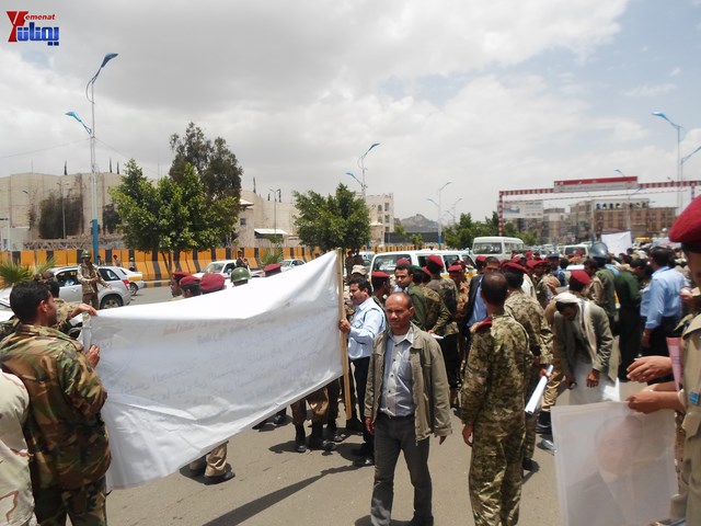 وقفة احتجاجية للجامعيين العسكريين والأمنيين أمام مكتب رئاسة الجمهورية احتجاجا على عدم ترقيتهم إلى رتبة ضابط 83
