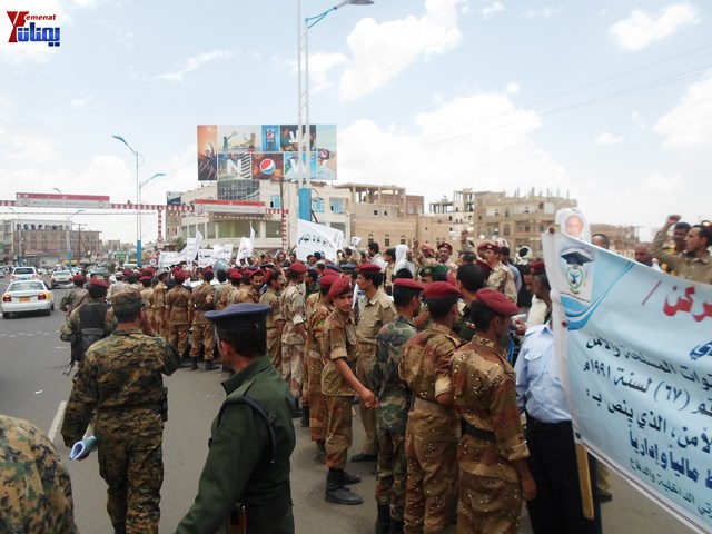 وقفة احتجاجية للجامعيين العسكريين والأمنيين أمام مكتب رئاسة الجمهورية احتجاجا على عدم ترقيتهم إلى رتبة ضابط 84