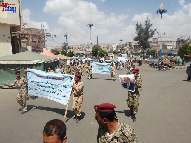 وقفة احتجاجية للجامعيين العسكريين والأمنيين أمام مكتب رئاسة الجمهورية احتجاجا على عدم ترقيتهم إلى رتبة ضابط 86