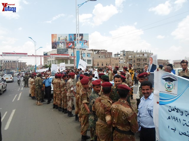 وقفة احتجاجية للجامعيين العسكريين والأمنيين أمام مكتب رئاسة الجمهورية احتجاجا على عدم ترقيتهم إلى رتبة ضابط 87