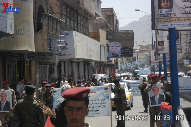 وقفة احتجاجية للجامعيين العسكريين والأمنيين أمام مكتب رئاسة الجمهورية احتجاجا على عدم ترقيتهم إلى رتبة ضابط 89