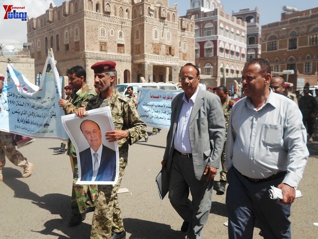 وقفة احتجاجية للجامعيين العسكريين والأمنيين أمام مكتب رئاسة الجمهورية احتجاجا على عدم ترقيتهم إلى رتبة ضابط 9