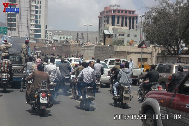 وقفة احتجاجية للجامعيين العسكريين والأمنيين أمام مكتب رئاسة الجمهورية احتجاجا على عدم ترقيتهم إلى رتبة ضابط 90