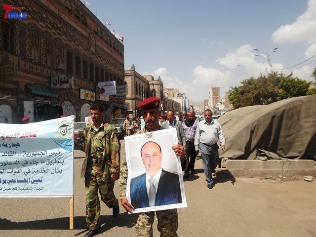 وقفة احتجاجية للجامعيين العسكريين والأمنيين أمام مكتب رئاسة الجمهورية احتجاجا على عدم ترقيتهم إلى رتبة ضابط 91