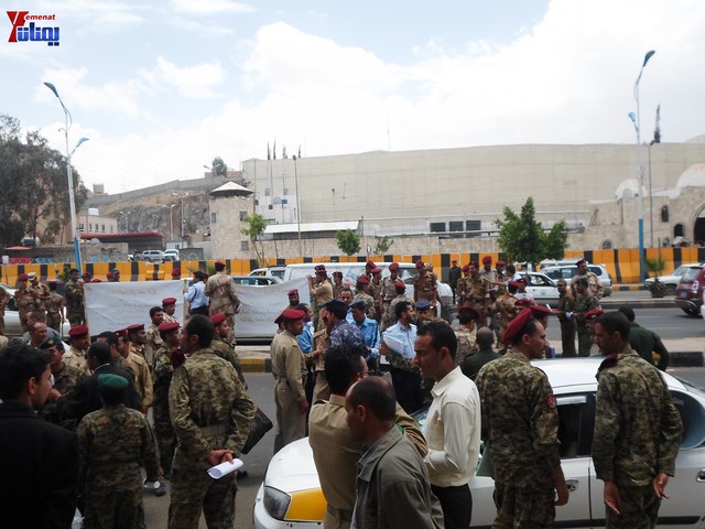 وقفة احتجاجية للجامعيين العسكريين والأمنيين أمام مكتب رئاسة الجمهورية احتجاجا على عدم ترقيتهم إلى رتبة ضابط 92