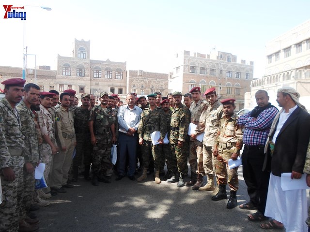 وقفة احتجاجية للجامعيين العسكريين والأمنيين أمام مكتب رئاسة الجمهورية احتجاجا على عدم ترقيتهم إلى رتبة ضابط 97