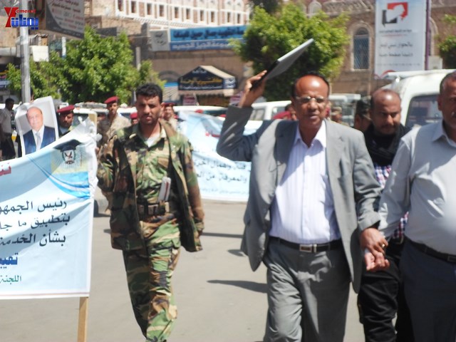 وقفة احتجاجية للجامعيين العسكريين والأمنيين أمام مكتب رئاسة الجمهورية احتجاجا على عدم ترقيتهم إلى رتبة ضابط 99