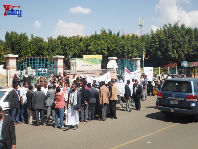 وقفة تصعيدية لموظفي وعمال المؤسسة المحلية للمسالخ وأسواق اللحوم أمام أمانة العاصمة بصنعاء 40