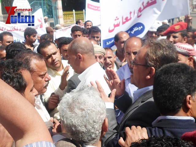 وقفة تصعيدية لموظفي وعمال المؤسسة المحلية للمسالخ وأسواق اللحوم أمام أمانة العاصمة بصنعاء 44