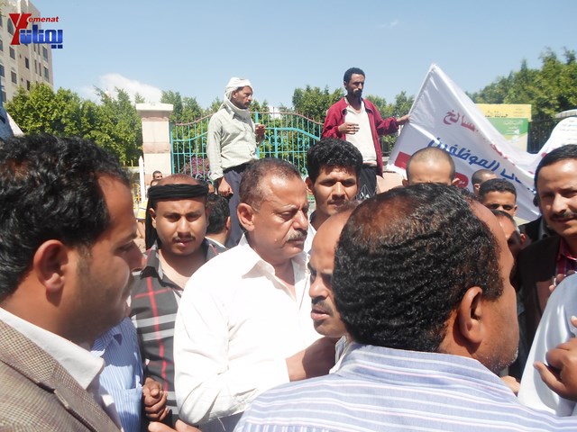 وقفة تصعيدية لموظفي وعمال المؤسسة المحلية للمسالخ وأسواق اللحوم أمام أمانة العاصمة بصنعاء 53