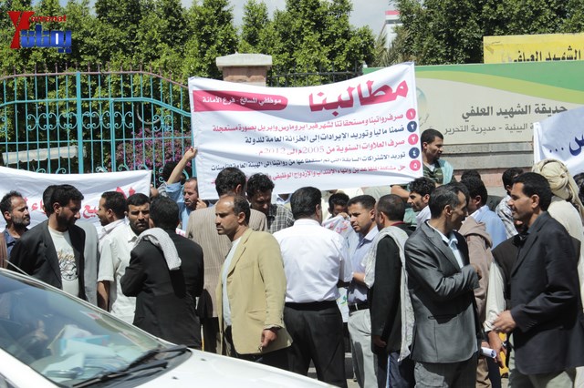 وقفة تصعيدية لموظفي وعمال المؤسسة المحلية للمسالخ وأسواق اللحوم أمام أمانة العاصمة بصنعاء 6