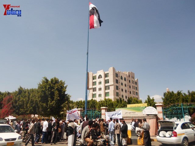 وقفة تصعيدية لموظفي وعمال المؤسسة المحلية للمسالخ وأسواق اللحوم أمام أمانة العاصمة بصنعاء 86