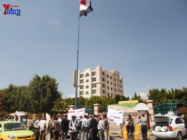 وقفة تصعيدية لموظفي وعمال المؤسسة المحلية للمسالخ وأسواق اللحوم أمام أمانة العاصمة بصنعاء 95