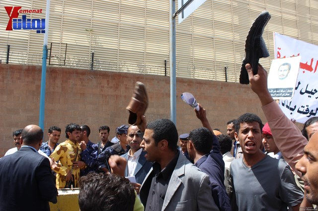 وقفة تضامنية مع النائب حاشد وجرحى الثورة والمتضامنون معهم أمام مجلس النواب 100