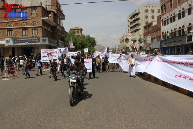 وقفة تضامنية مع النائب حاشد وجرحى الثورة والمتضامنون معهم أمام مجلس النواب 143