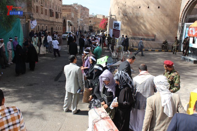 وقفة تضامنية مع النائب حاشد وجرحى الثورة والمتضامنون معهم أمام مجلس النواب 180