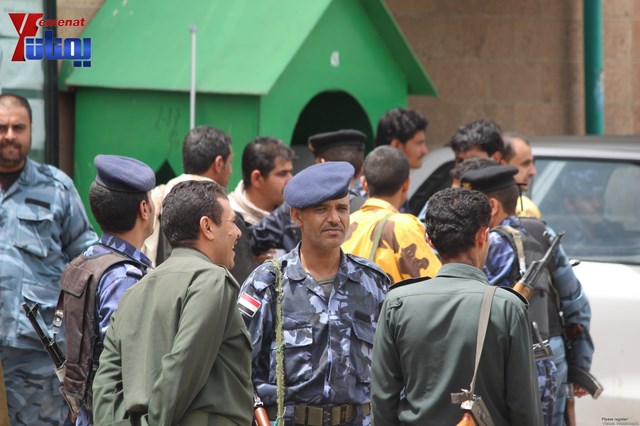 وقفة تضامنية مع النائب حاشد وجرحى الثورة والمتضامنون معهم أمام مجلس النواب 223