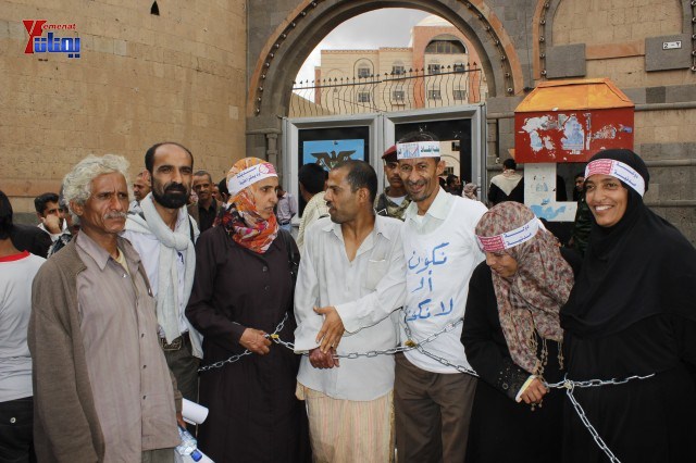 وقفة تضامنية مع النائب حاشد وجرحى الثورة والمتضامنون معهم أمام مجلس النواب 268