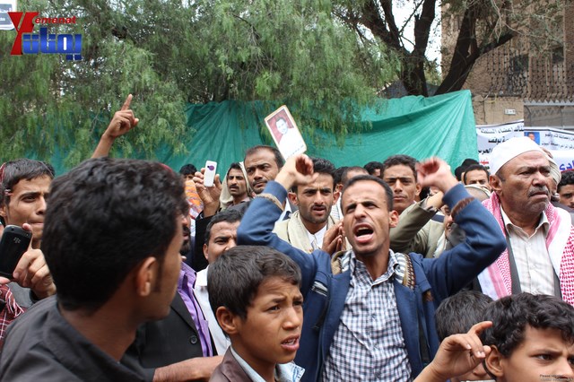 وقفة تضامنية مع النائب حاشد وجرحى الثورة والمتضامنون معهم أمام مجلس النواب 27