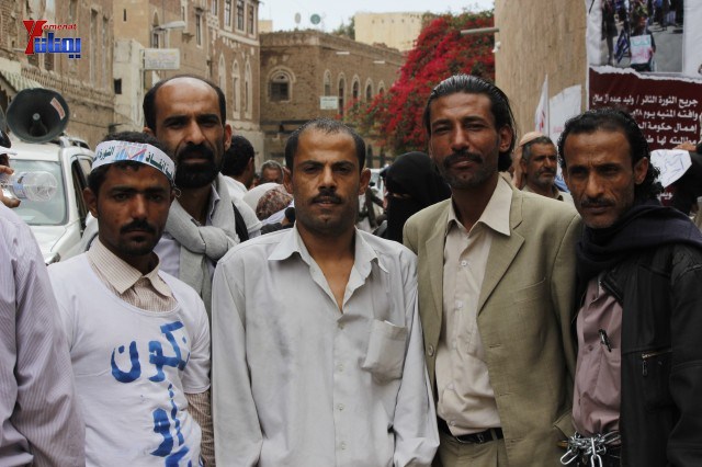 وقفة تضامنية مع النائب حاشد وجرحى الثورة والمتضامنون معهم أمام مجلس النواب 280