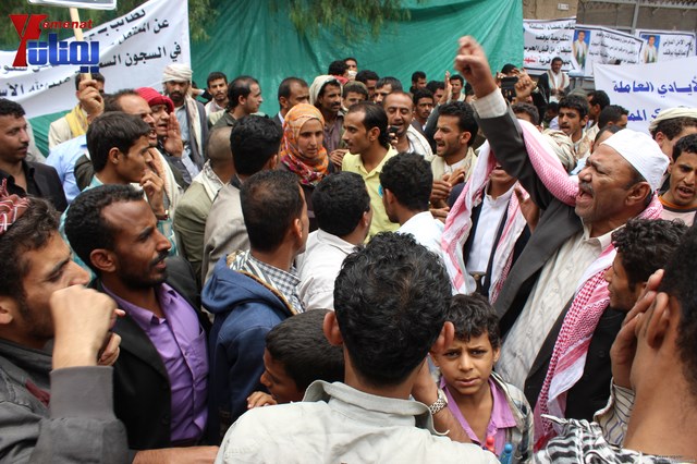 وقفة تضامنية مع النائب حاشد وجرحى الثورة والمتضامنون معهم أمام مجلس النواب 39