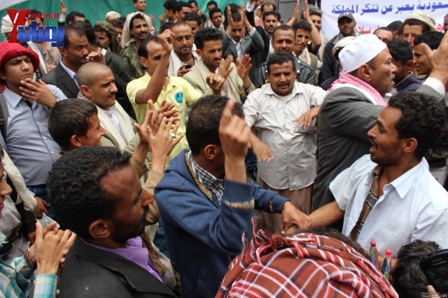 وقفة تضامنية مع النائب حاشد وجرحى الثورة والمتضامنون معهم أمام مجلس النواب 57