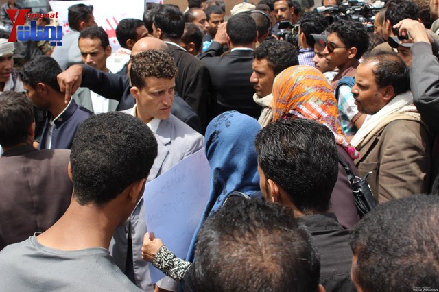 وقفة تضامنية مع النائب حاشد وجرحى الثورة والمتضامنون معهم أمام مجلس النواب 92