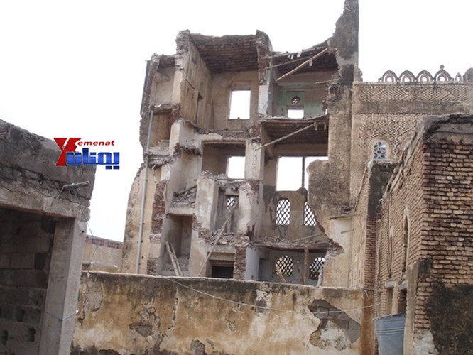 أسرة تنجو من موت محقق إثر انهيار منزل تاريخي ضربته صاعقة رعدية في باجل بالحديدة