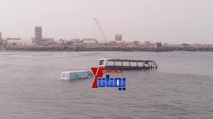 اغراق حافلة في البحر