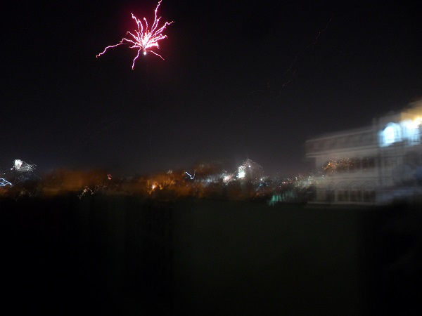 الحوثيون يضيئون سماء العاصمة بالألعاب النارية