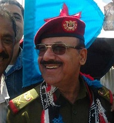 صحيفة تتهم محافظ الحديدة ومدير الأمن بالدفع باتجاه اقصاء قائد المنطقة العسكرية الخامسة