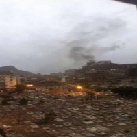 تصاعد الدخان من منزل البيض بعدن