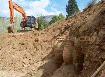 سائق حفار يمني يعثر على أطنان من الذهب بالحدود مع السعودية